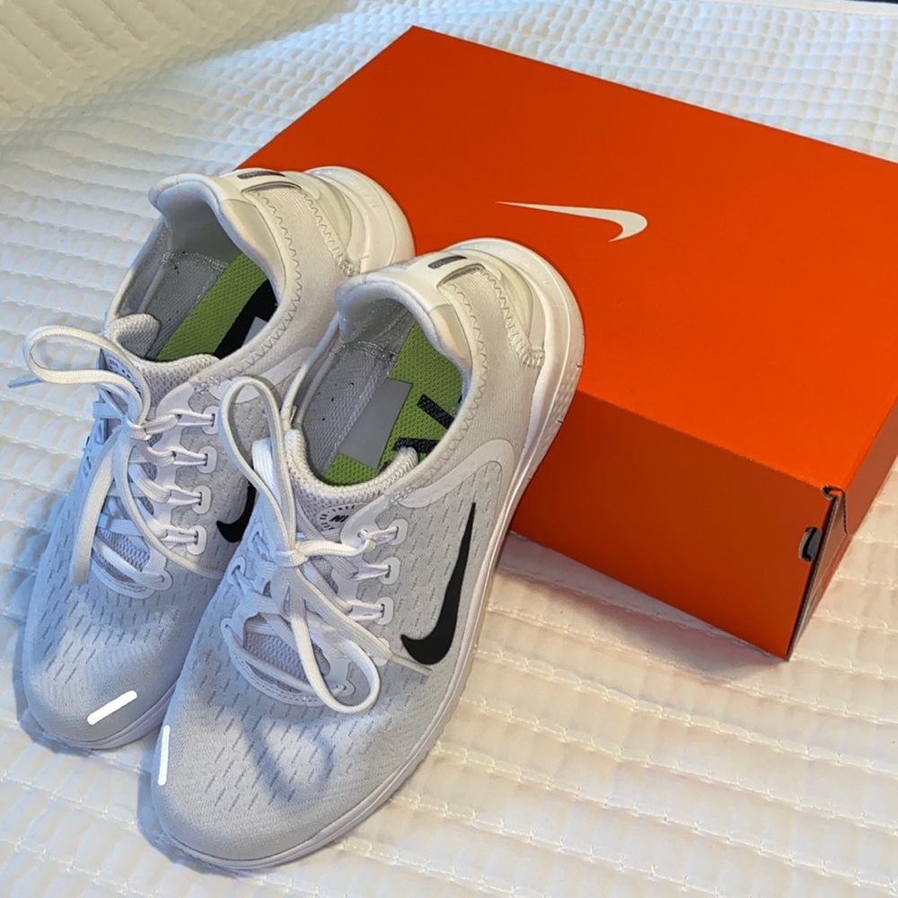 Nike Men’s 7 - Women’s 8.5 white sneaker